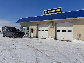 Le garage du Centre du Pneu D. Lecault à Cap-Chat, avec l'enseigne Michelin